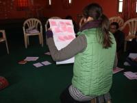 Kolegyně Kristýna Hrubanová při rozboru jedné z aktivit workshopu