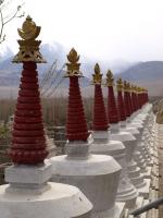 Řada čhortenů v klášteře Thiksey