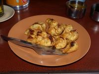 Tradiční tibetská pochutina Momo-smažené