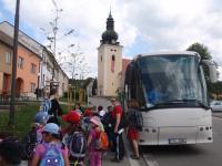 09. Nasedneme do autobusu a hur k jeskyni.